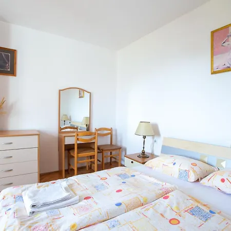 And Jeselnik בית הארחה בפורטורוז